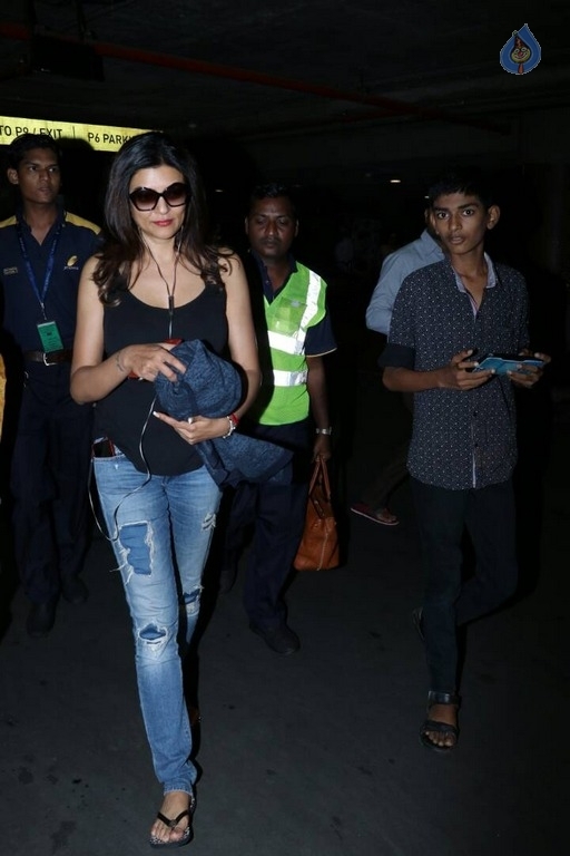 Sushmita Sen at Mumbai Airport - 10 / 18 photos