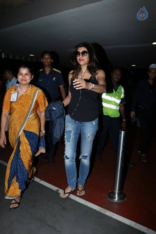Sushmita Sen at Mumbai Airport - 13 / 18 photos