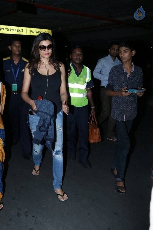 Sushmita Sen at Mumbai Airport - 16 / 18 photos
