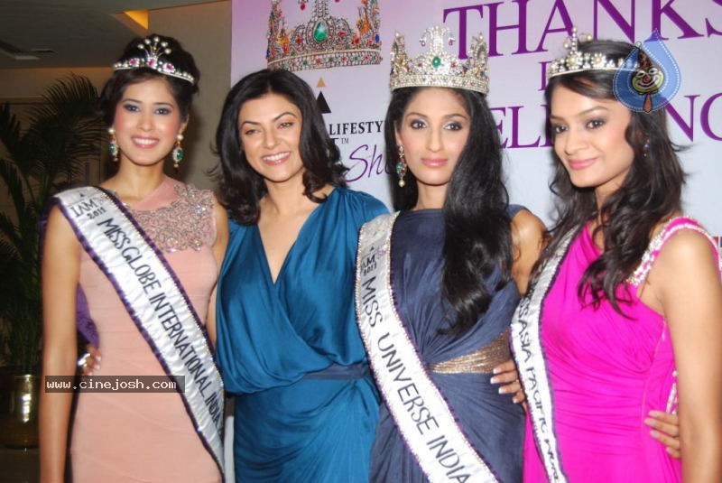 Sushmita Sen Introduces I AM SHE 2011 Winners - 1 / 26 photos