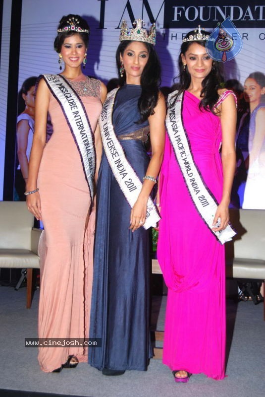 Sushmita Sen Introduces I AM SHE 2011 Winners - 9 / 26 photos