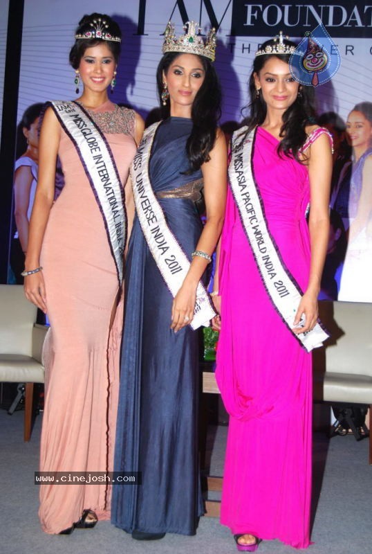 Sushmita Sen Introduces I AM SHE 2011 Winners - 12 / 26 photos