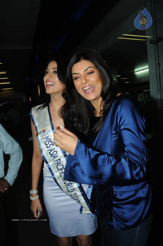Sushmita Sen with Miss Asia Pacific 2012 Winner - 12 / 35 photos