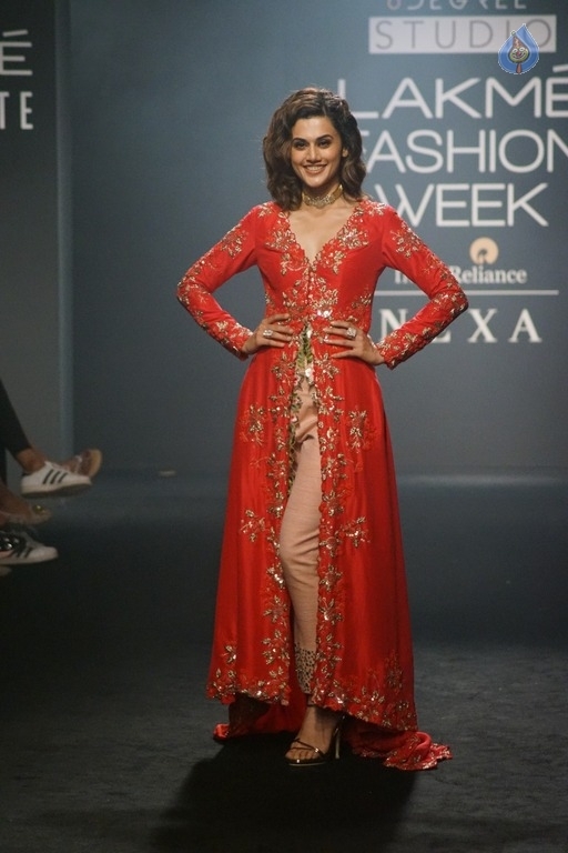 Taapsee at LFW Winter Festive 2017 - 1 / 18 photos