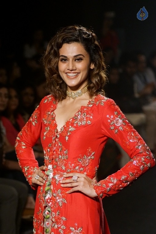 Taapsee at LFW Winter Festive 2017 - 12 / 18 photos