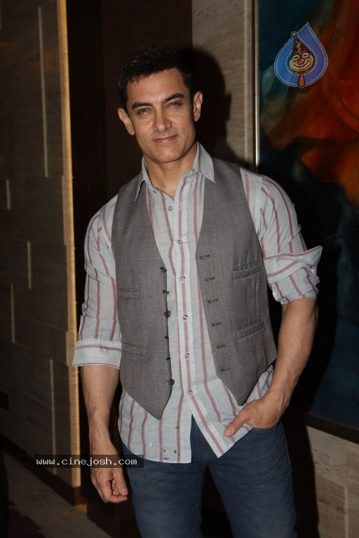 Talaash Movie Success Party - 35 / 55 photos