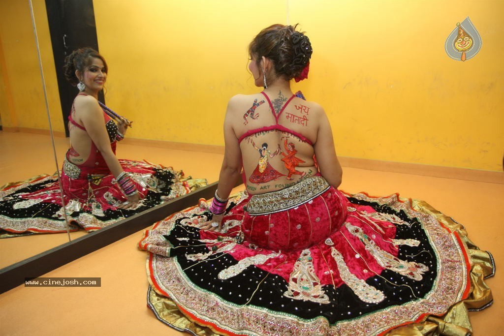 Tanisha Singh Hot Back Painting Photo Shoot - 5 / 31 photos