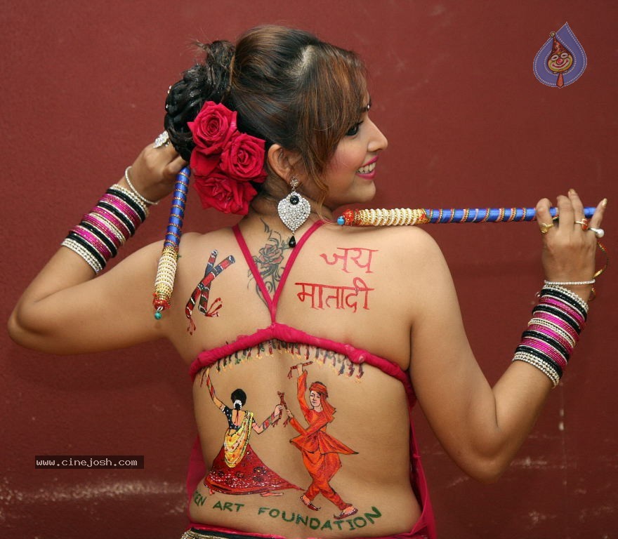 Tanisha Singh Hot Back Painting Photo Shoot - 9 / 31 photos
