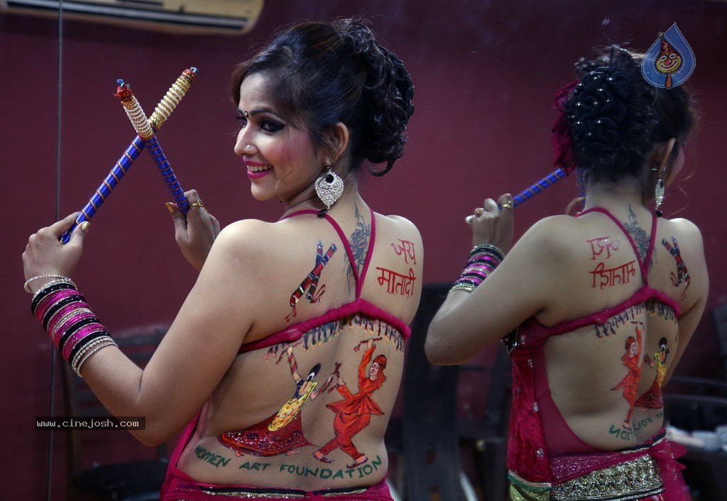 Tanisha Singh Hot Back Painting Photo Shoot - 10 / 31 photos
