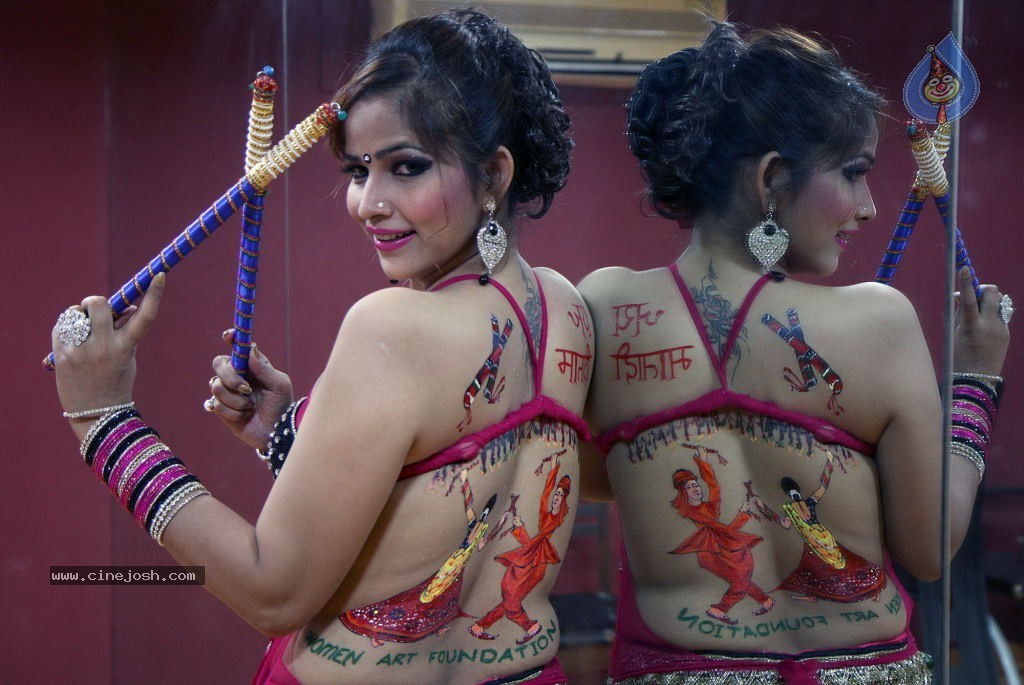 Tanisha Singh Hot Back Painting Photo Shoot - 13 / 31 photos