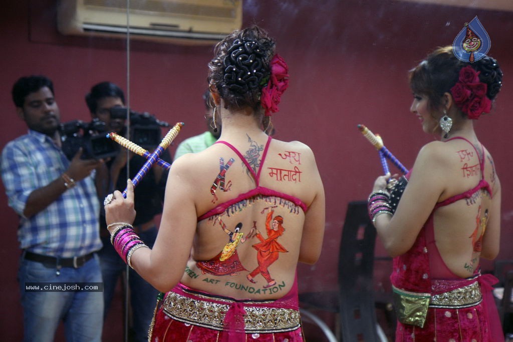 Tanisha Singh Hot Back Painting Photo Shoot - 18 / 31 photos