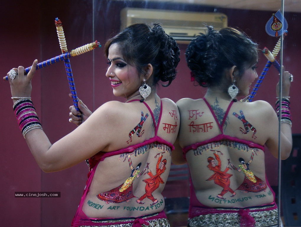 Tanisha Singh Hot Back Painting Photo Shoot - 21 / 31 photos