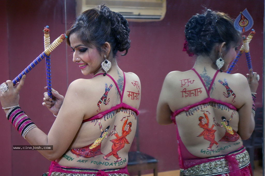 Tanisha Singh Hot Back Painting Photo Shoot - 24 / 31 photos