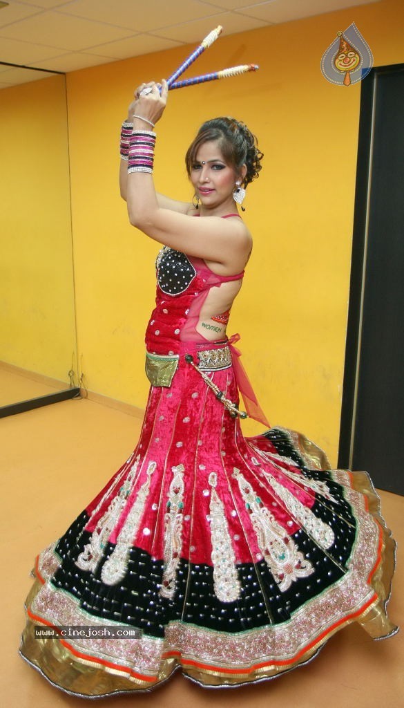 Tanisha Singh Hot Back Painting Photo Shoot - 27 / 31 photos