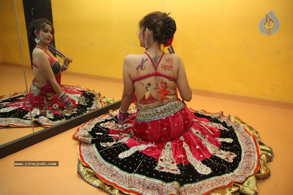 Tanisha Singh Hot Back Painting Photo Shoot - 28 / 31 photos