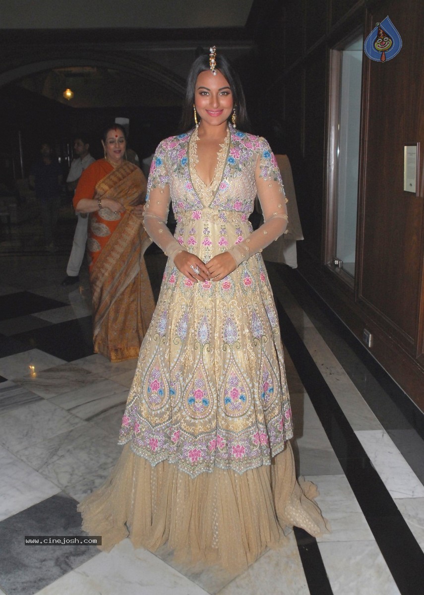 Tarun Tahiliani Solo Show for Sahachari Foundation - 10 / 39 photos