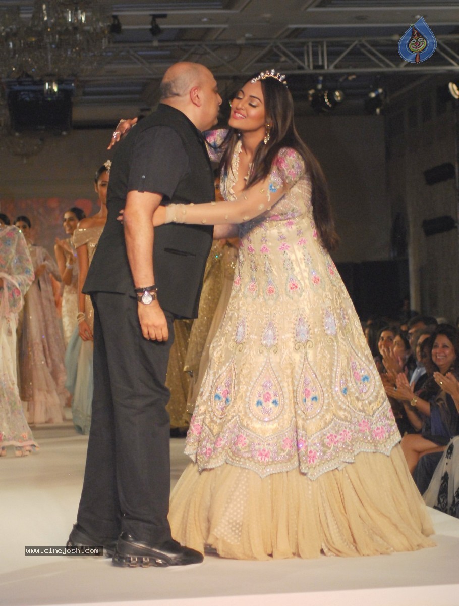 Tarun Tahiliani Solo Show for Sahachari Foundation - 15 / 39 photos