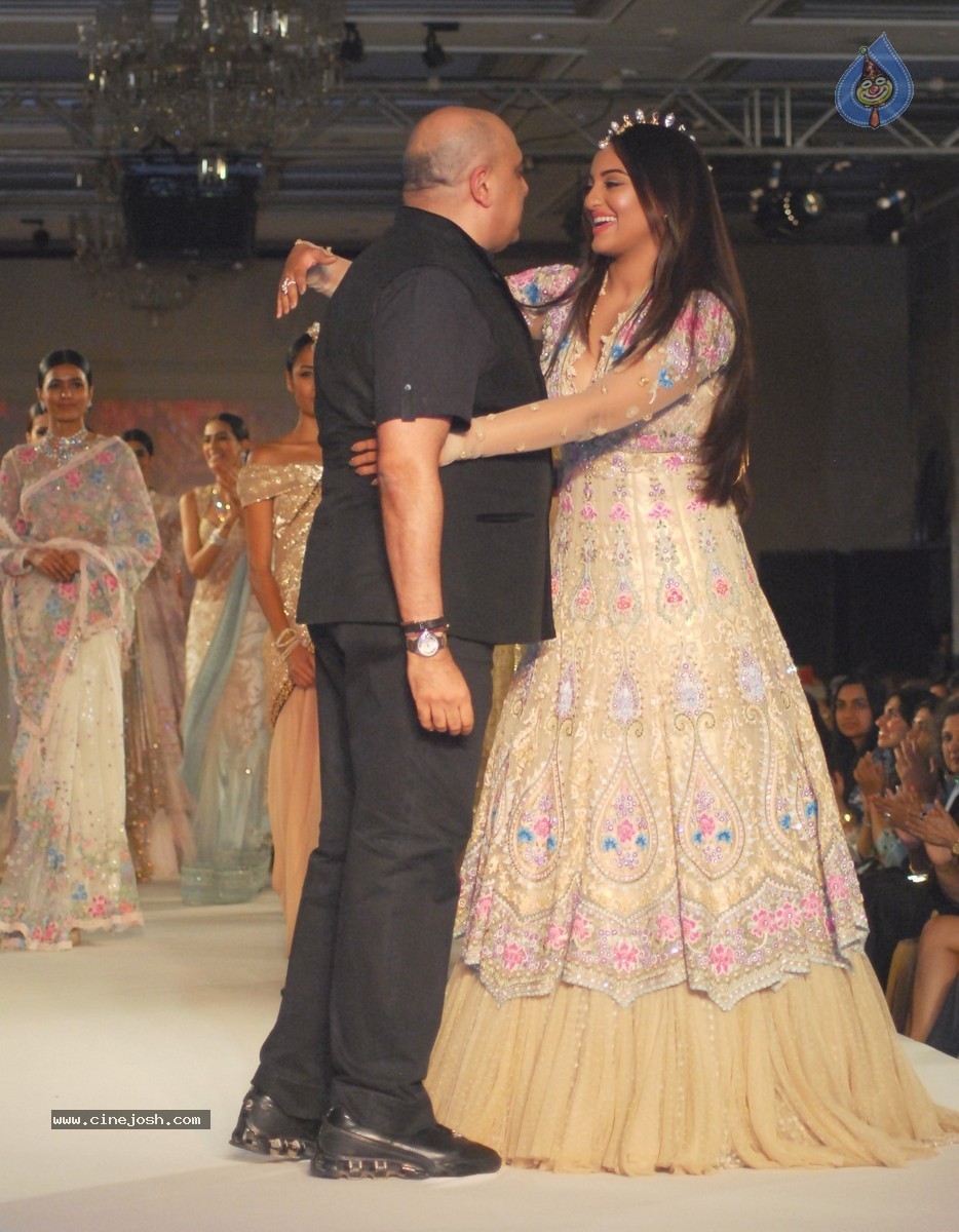 Tarun Tahiliani Solo Show for Sahachari Foundation - 24 / 39 photos