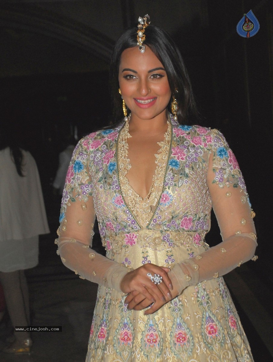 Tarun Tahiliani Solo Show for Sahachari Foundation - 32 / 39 photos