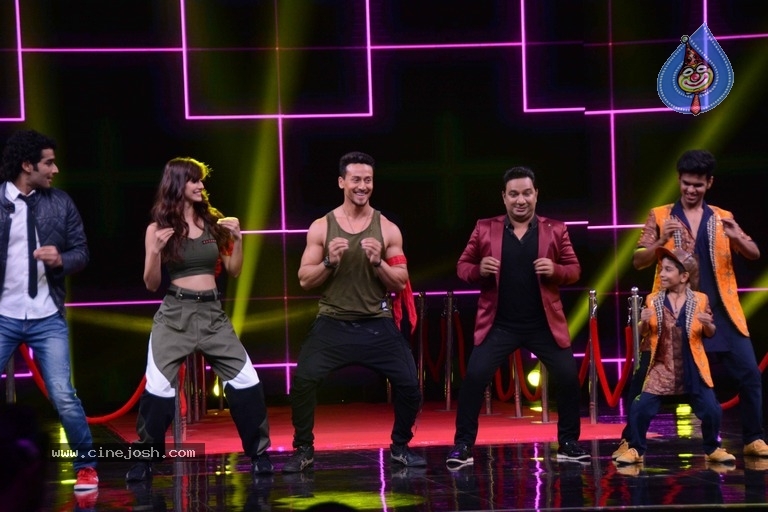 Tiger Shroff And Disha Patani Promotes Baaghi 2 On Super Dancer 2 - 1 / 17 photos