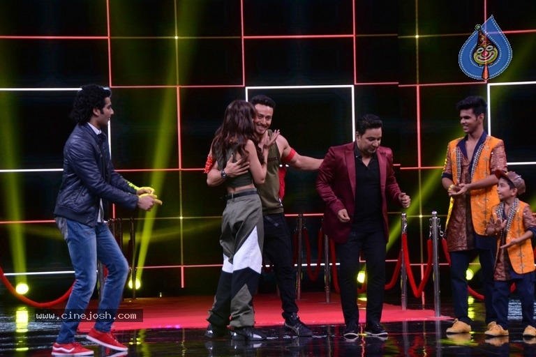 Tiger Shroff And Disha Patani Promotes Baaghi 2 On Super Dancer 2 - 7 / 17 photos