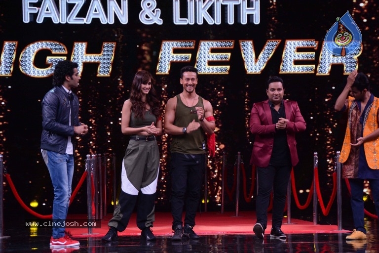 Tiger Shroff And Disha Patani Promotes Baaghi 2 On Super Dancer 2 - 9 / 17 photos