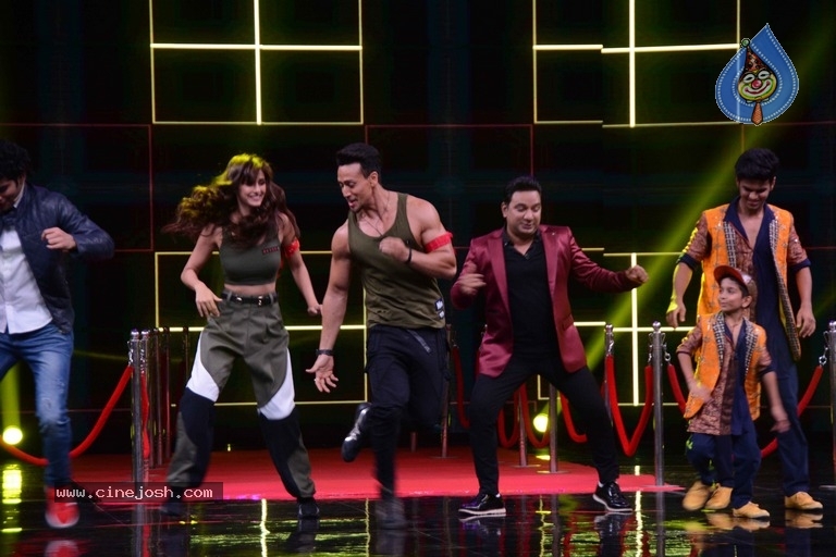 Tiger Shroff And Disha Patani Promotes Baaghi 2 On Super Dancer 2 - 11 / 17 photos