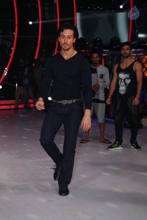 Tiger Shroff at Jhalak Dikhhla Jaa Sets - 24 / 32 photos