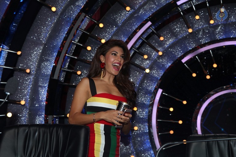 Tiger Shroff at Jhalak Dikhhla Jaa Sets - 27 / 32 photos
