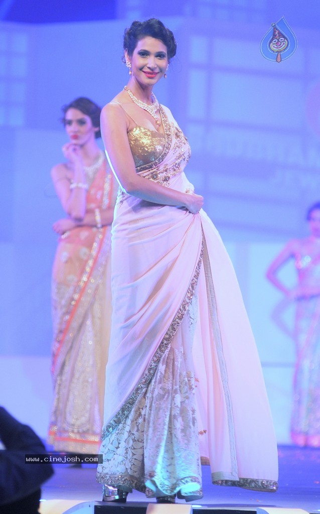 Top Bolly Celebs at IBJA Fashion Show - 1 / 207 photos