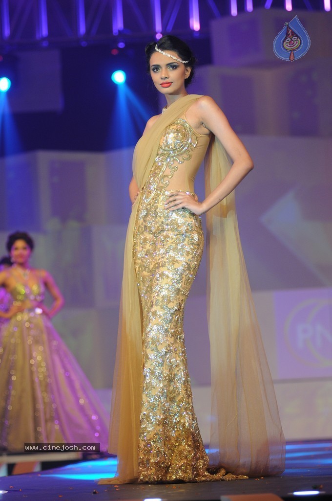 Top Bolly Celebs at IBJA Fashion Show - 2 / 207 photos