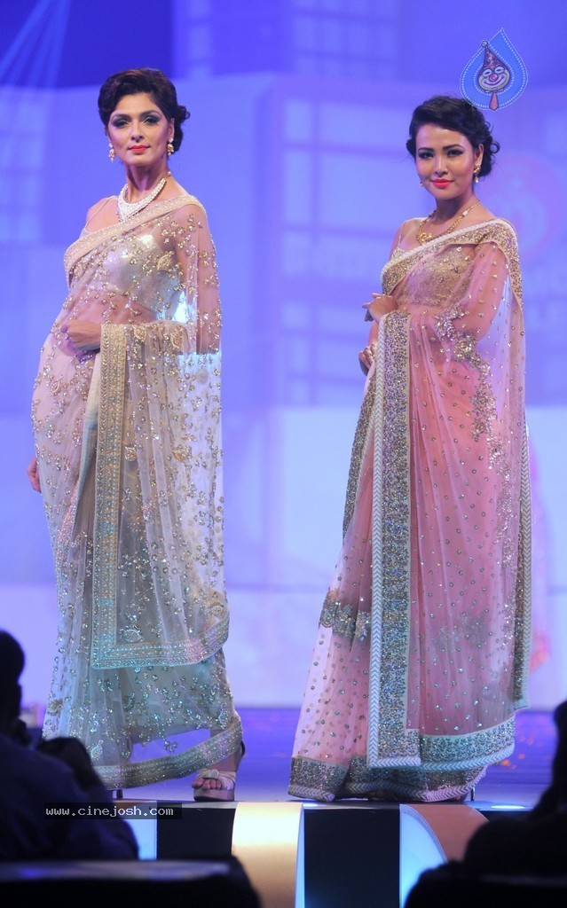 Top Bolly Celebs at IBJA Fashion Show - 5 / 207 photos