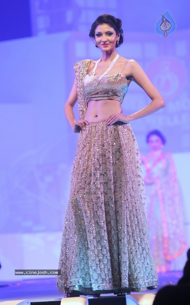 Top Bolly Celebs at IBJA Fashion Show - 9 / 207 photos