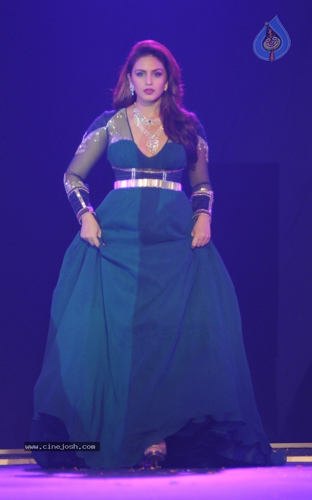 Top Bolly Celebs at IBJA Fashion Show - 11 / 207 photos