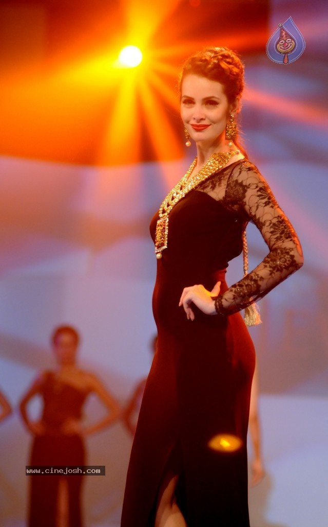 Top Bolly Celebs at IBJA Fashion Show - 12 / 207 photos