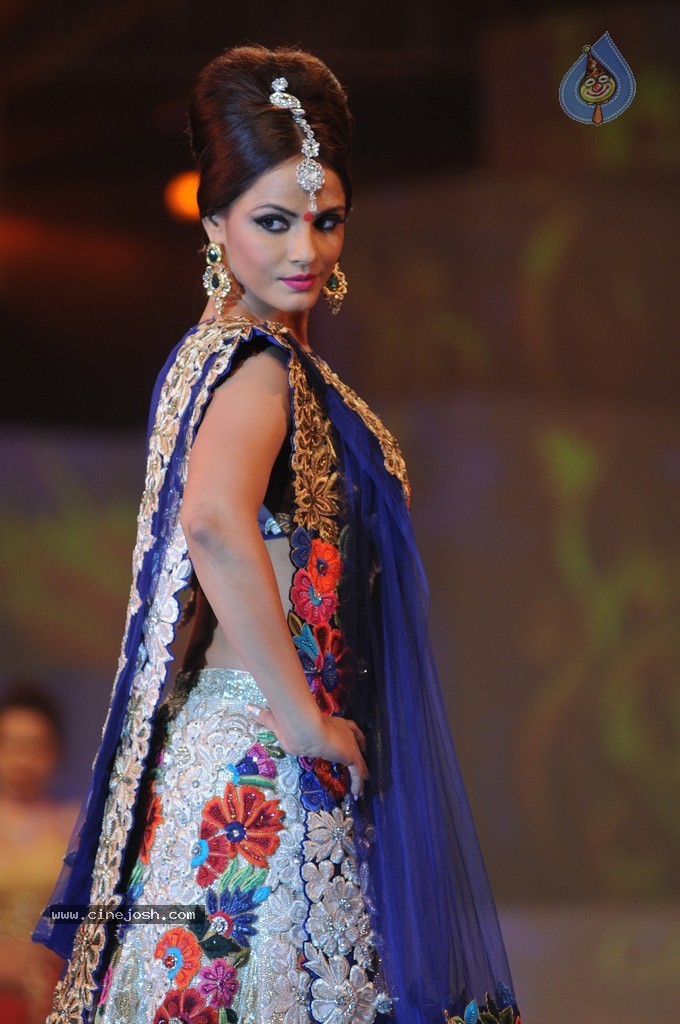 Top Bolly Celebs at IBJA Fashion Show - 14 / 207 photos