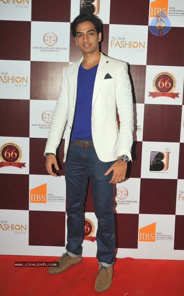Top Bolly Celebs at IBJA Fashion Show - 15 / 207 photos