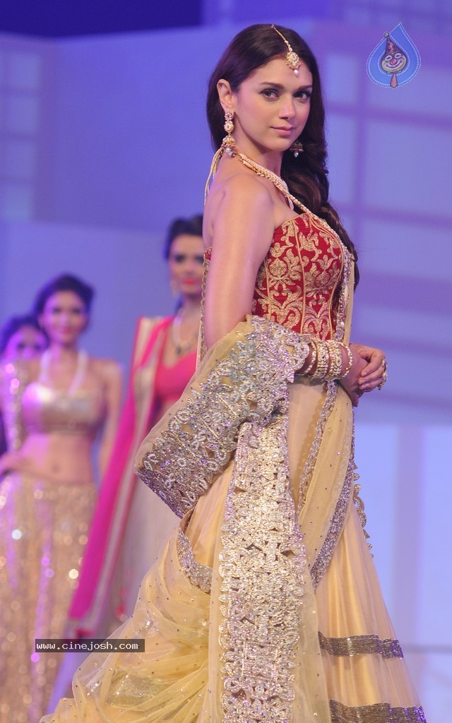 Top Bolly Celebs at IBJA Fashion Show - 19 / 207 photos