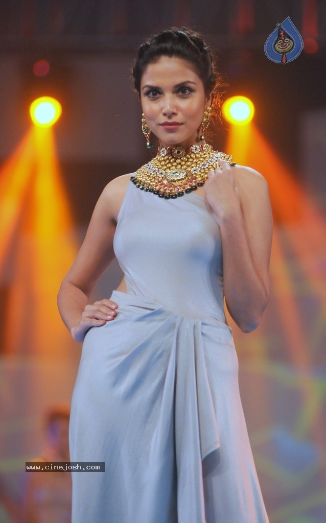 Top Bolly Celebs at IBJA Fashion Show - 23 / 207 photos