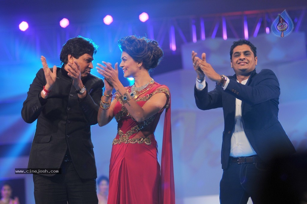 Top Bolly Celebs at IBJA Fashion Show - 69 / 207 photos