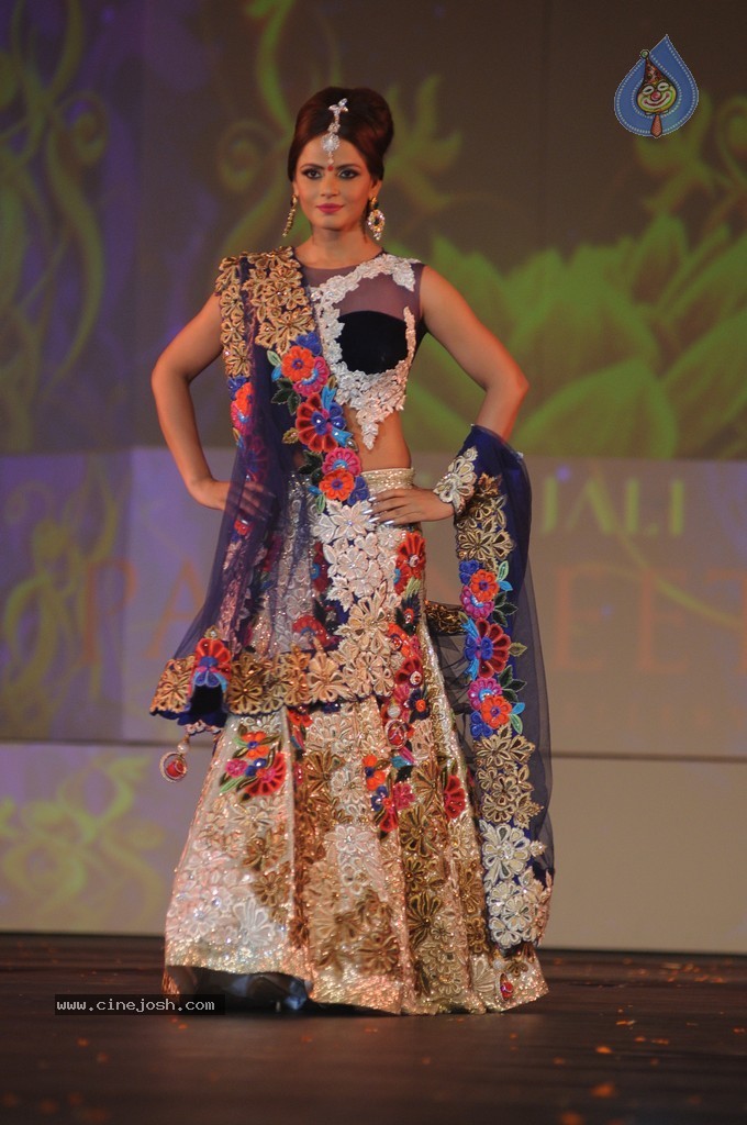 Top Bolly Celebs at IBJA Fashion Show - 82 / 207 photos