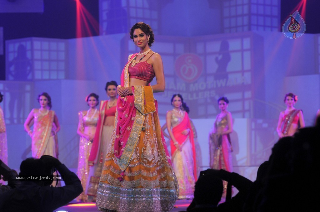 Top Bolly Celebs at IBJA Fashion Show - 85 / 207 photos