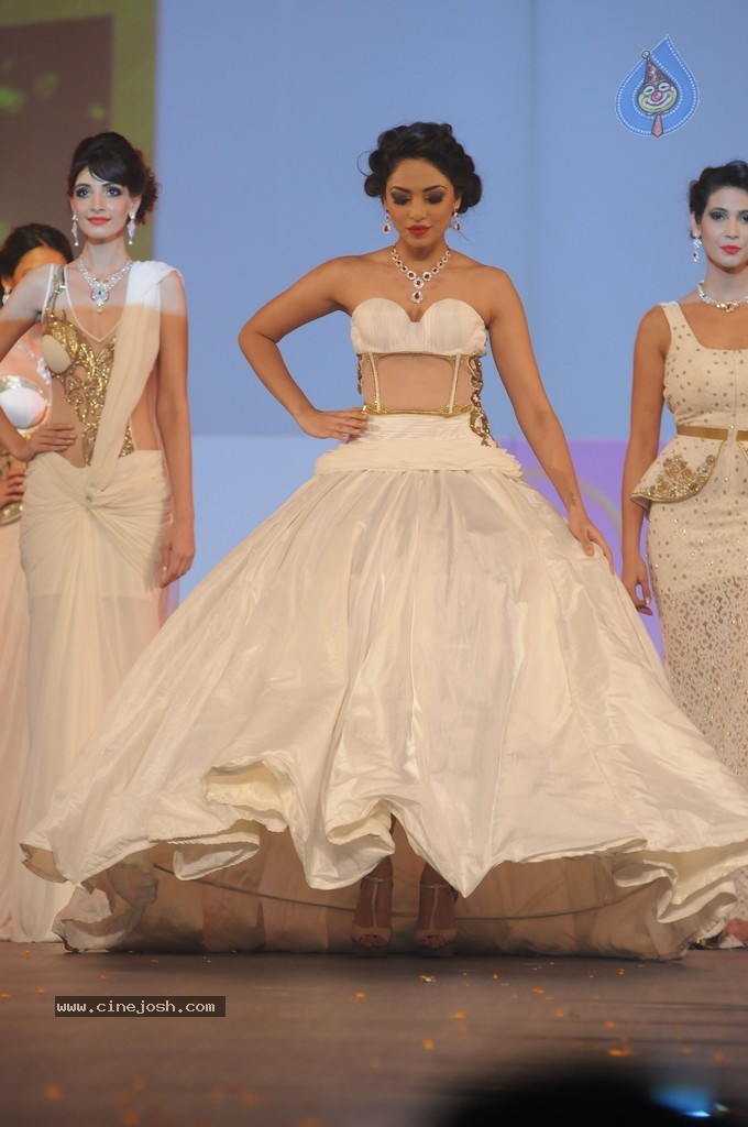 Top Bolly Celebs at IBJA Fashion Show - 121 / 207 photos