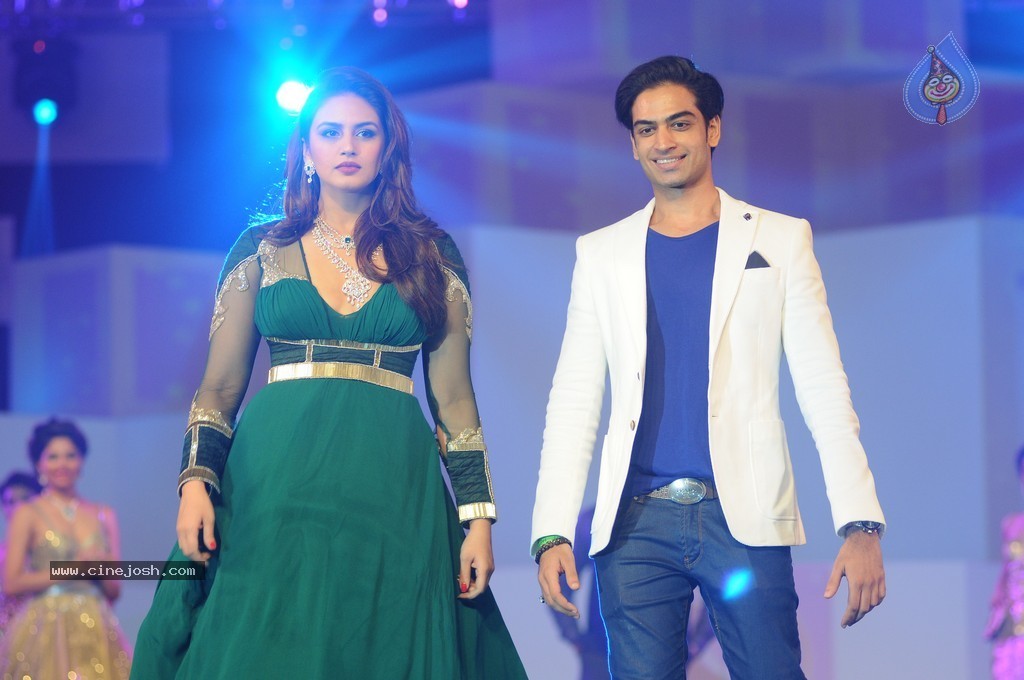 Top Bolly Celebs at IBJA Fashion Show - 126 / 207 photos
