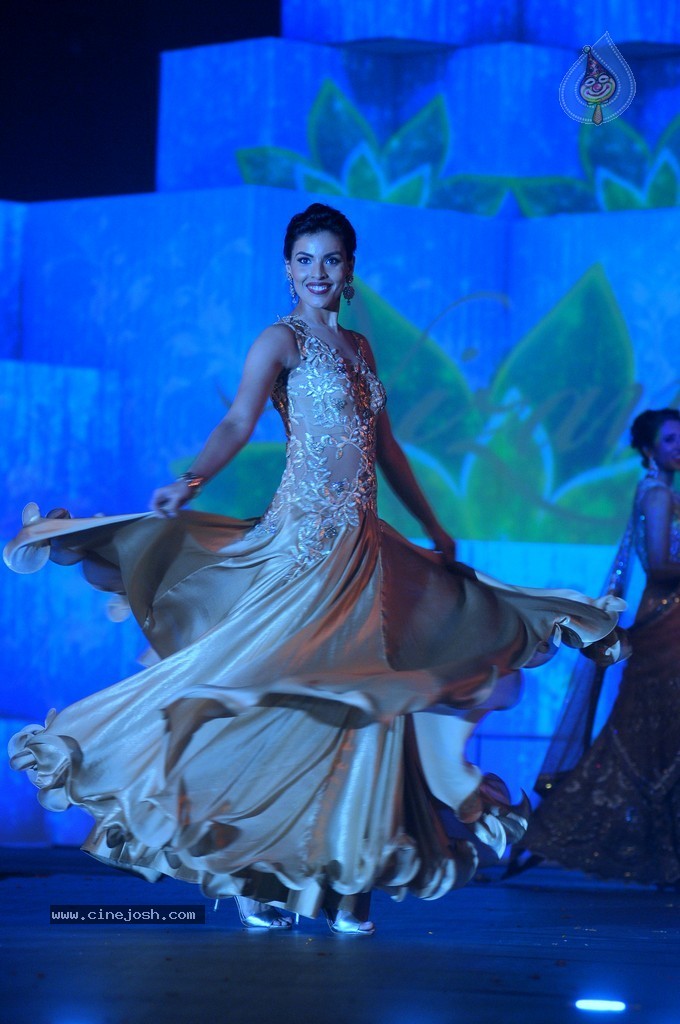 Top Bolly Celebs at IBJA Fashion Show - 143 / 207 photos