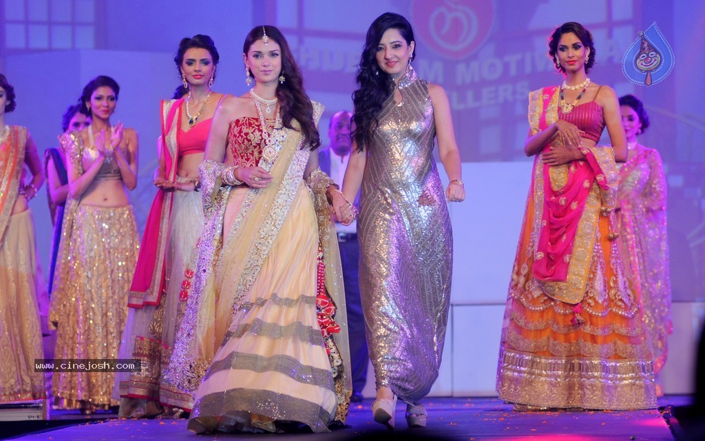 Top Bolly Celebs at IBJA Fashion Show - 144 / 207 photos