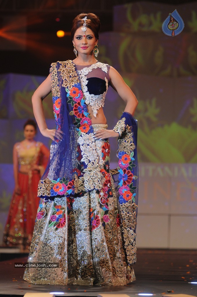 Top Bolly Celebs at IBJA Fashion Show - 145 / 207 photos