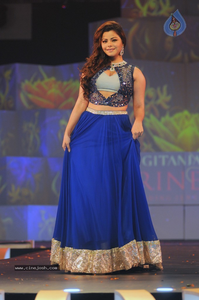 Top Bolly Celebs at IBJA Fashion Show - 174 / 207 photos