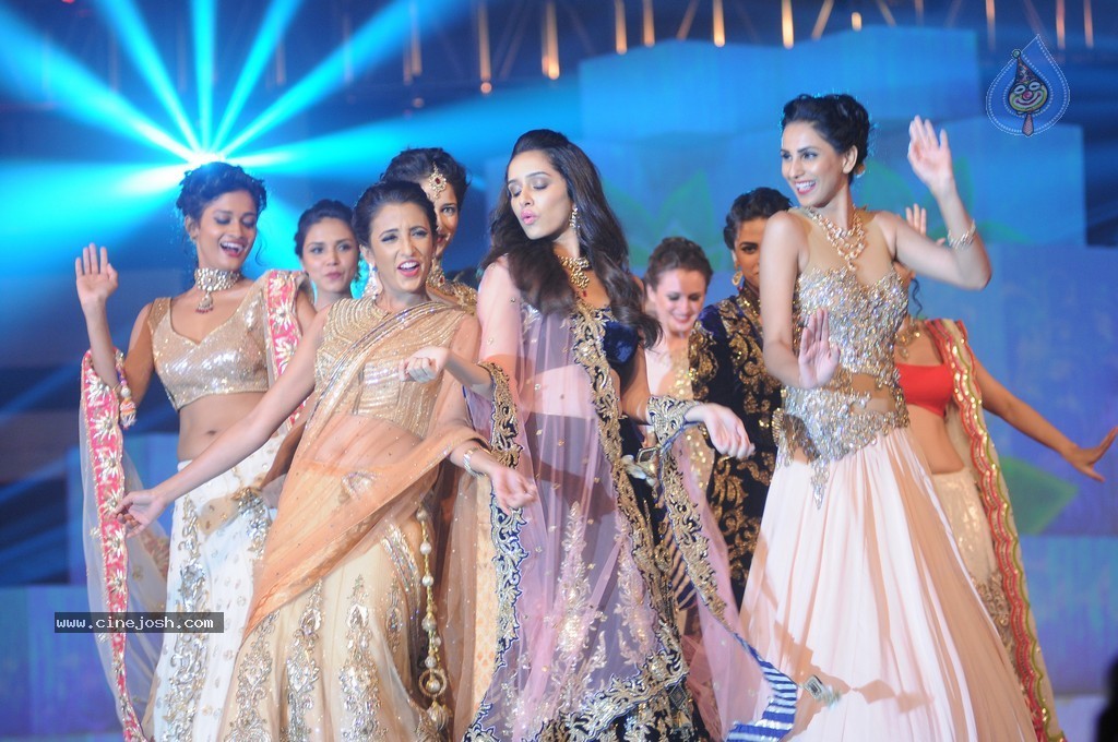 Top Bolly Celebs at IBJA Fashion Show - 190 / 207 photos