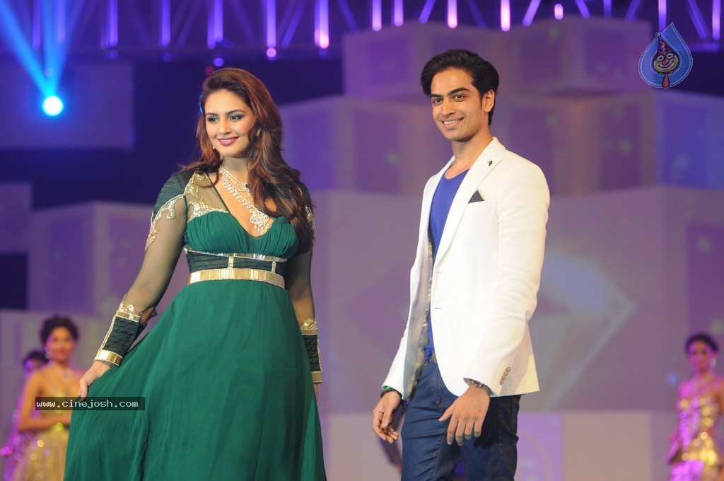 Top Bolly Celebs at IBJA Fashion Show - 201 / 207 photos